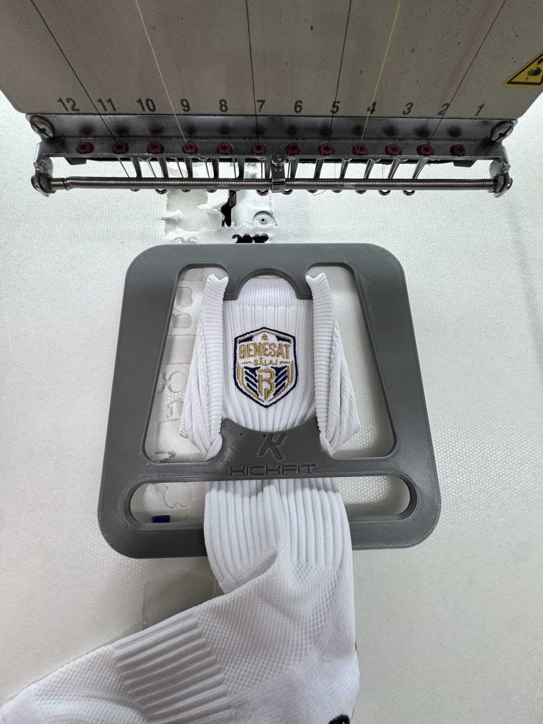 Șosetă Kickfit albă cu emblemă de club brodată, pe mașina de broderie