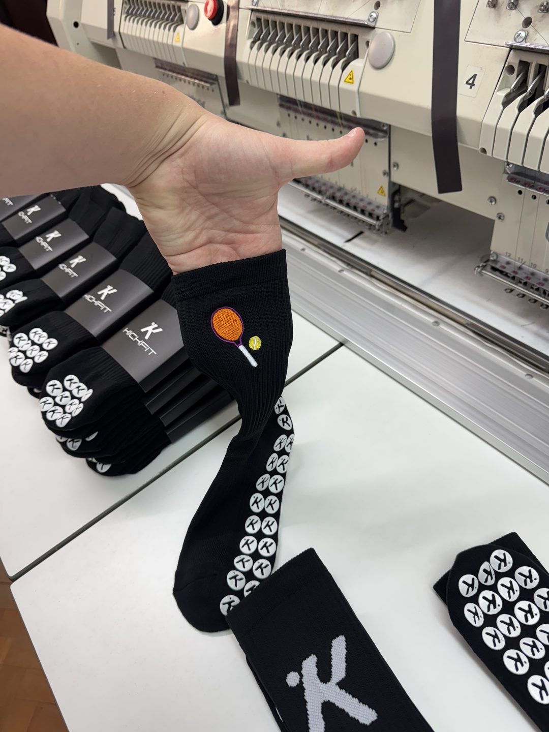 Șosete Kickfit negre cu grip, personalizate cu broderie