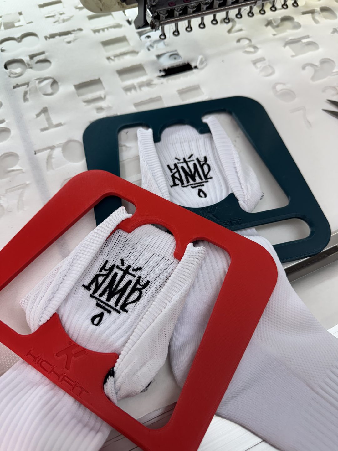 Șosete Kickfit albe cu logo brodat, în ramele de broderie